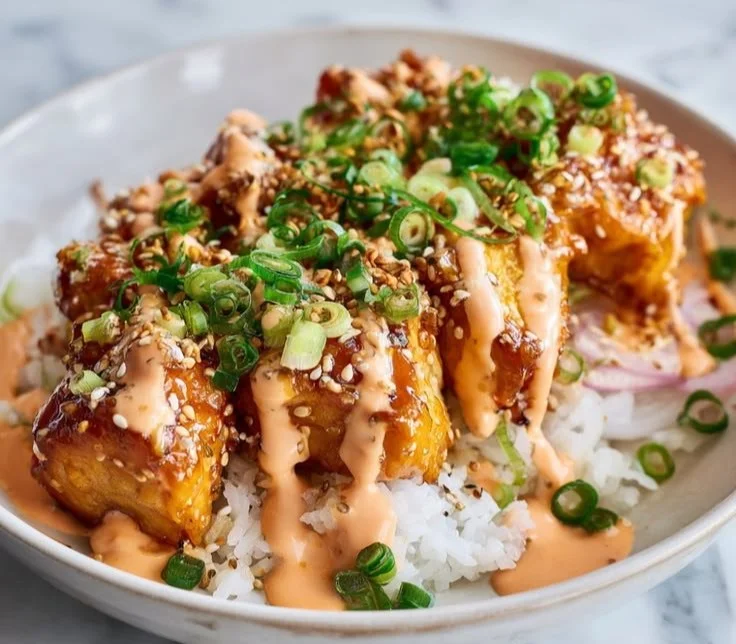 Delicious Bang Bang Chicken Bowl with crispy toppings and creamy sauce