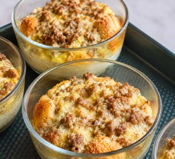 High-protein biscuits with gravy in a breakfast bowl for meal prep